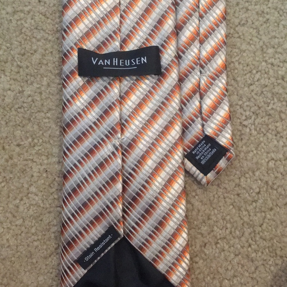 3for$10 - Van Heusen 100% silk patterned tie
